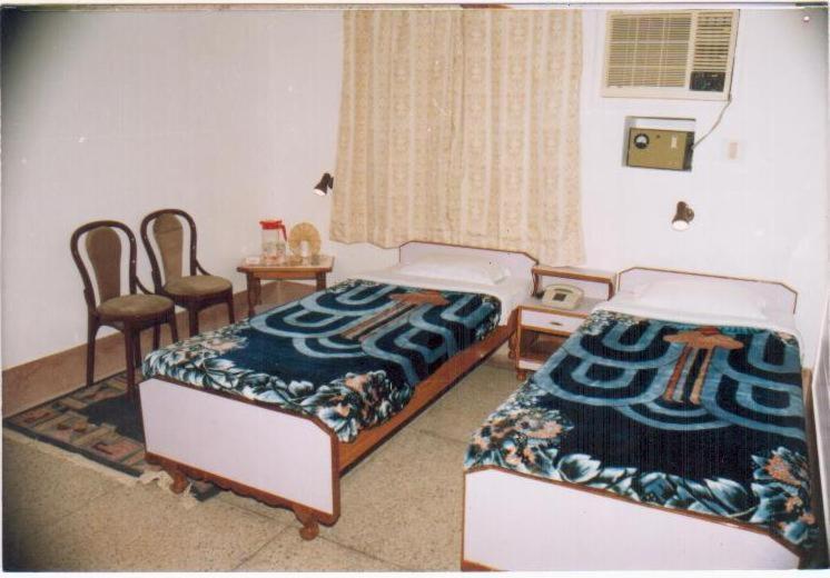 Radiant Ymca Tourist Hostel Varanasi Room photo