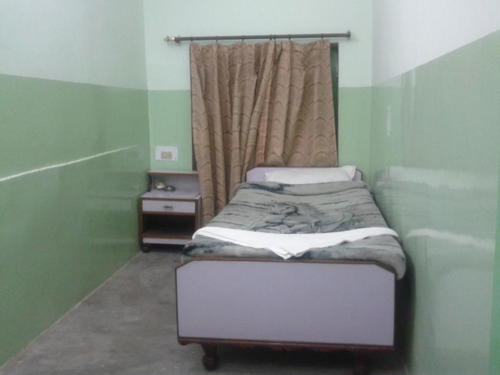 Radiant Ymca Tourist Hostel Varanasi Exterior photo